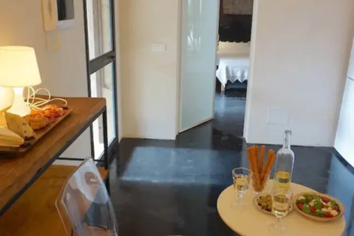Room 4 of 9