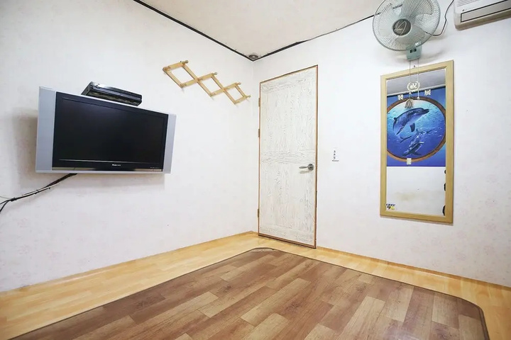 Room 3 of 20