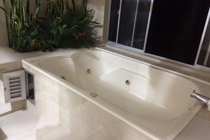 Hot Tub 12 of 18