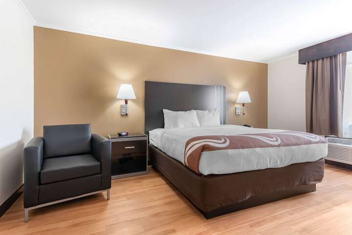 1 King Bed Accessible (13 of 17)