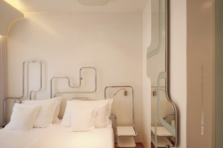 Room 16 of 42