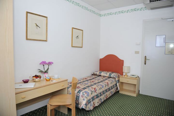 Room 7 of 37