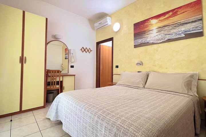 Room 10 of 87
