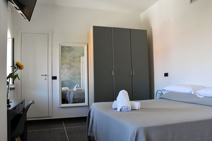 Room 10 of 33