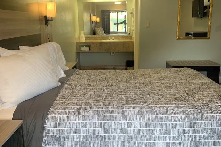 1 Queen Bed (5 of 16)