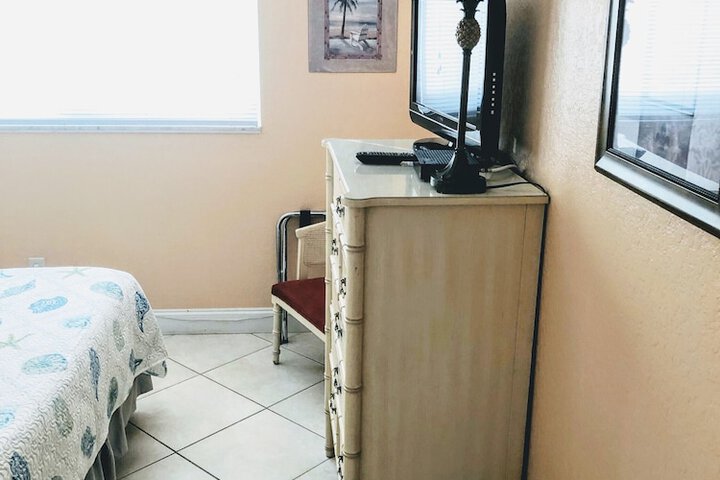 Room 6 of 24
