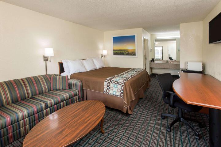 1 Queen Bed Deluxe Mobility Accessible (5 of 14)
