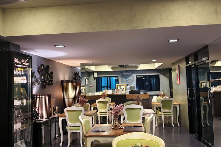 Dining 60 of 92