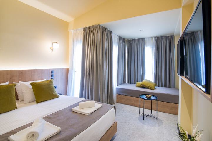 Room 4 of 77