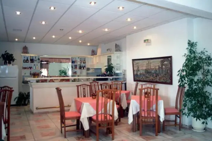 Dining 2 of 4
