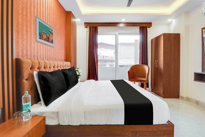 Room 6 of 14