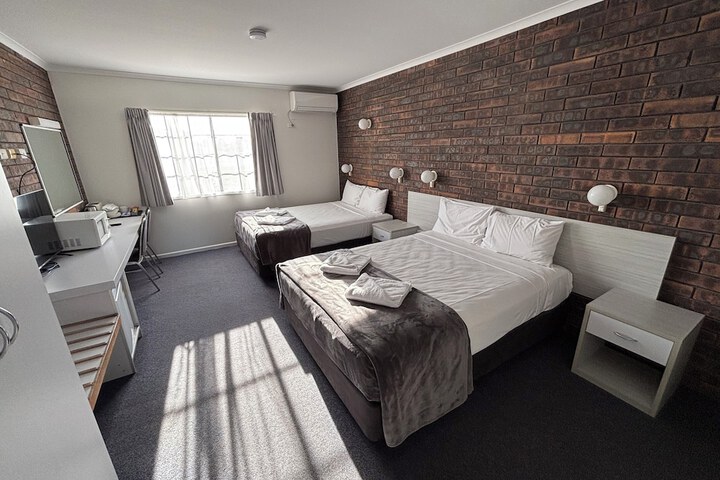 Room 3 of 53