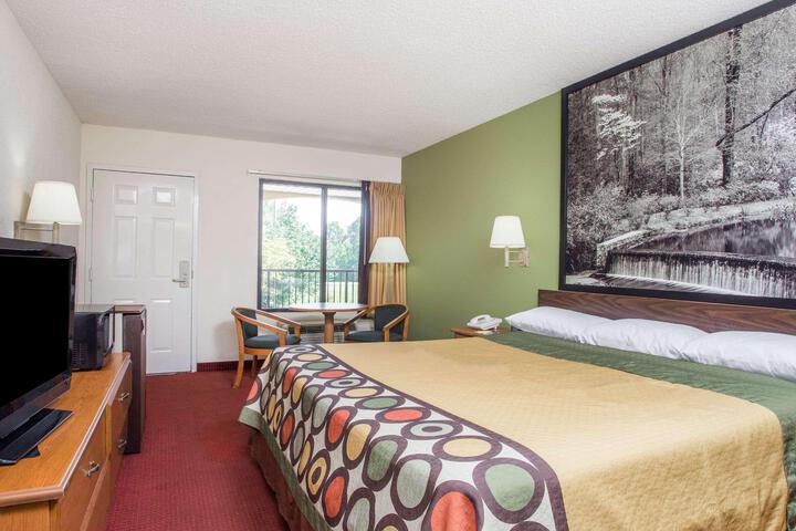 1 King Bed Deluxe Room (2 of 8)