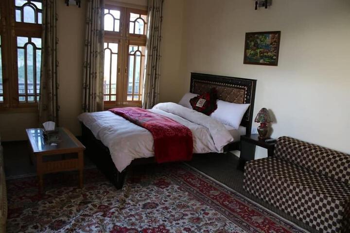 Room 6 of 8