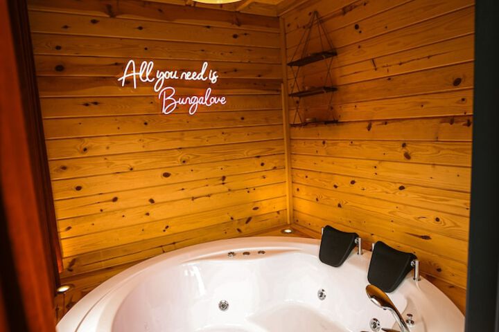 Hot Tub 56 of 64