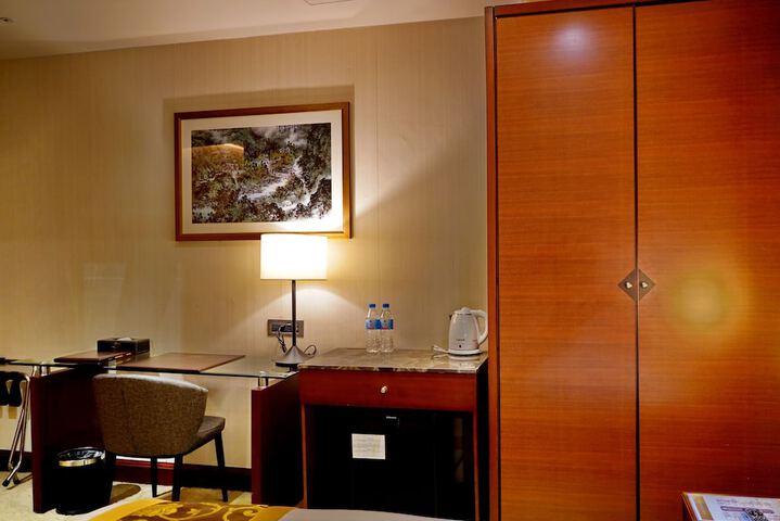 Room 12 of 38