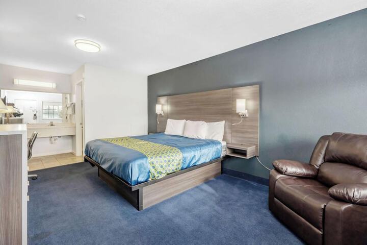 1 Queen Bed (22 of 31)
