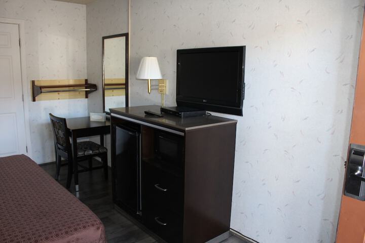 1 Queen Bed (9 of 12)