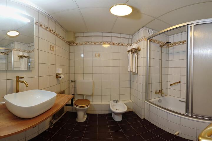 Room 90 of 144