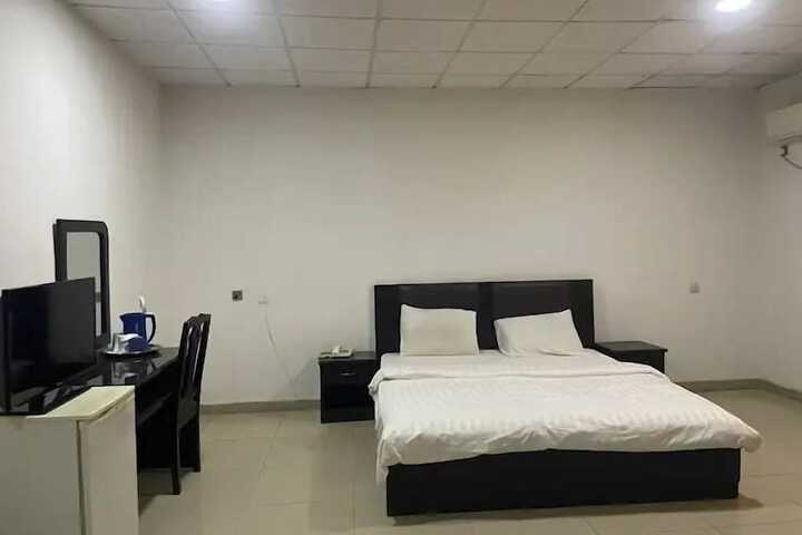 Room 4 of 33