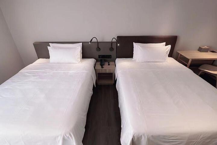 Room 42 of 53