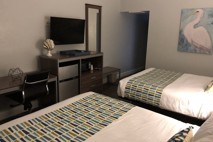 1 Queen Bed (6 of 16)