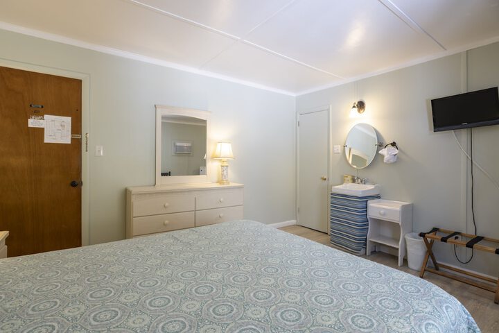 Room 102 of 309