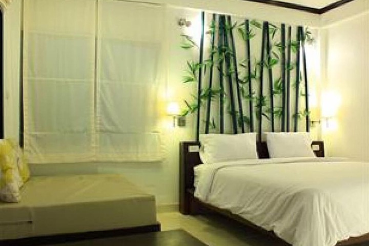 Room 4 of 8