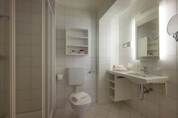 Room 12 of 27
