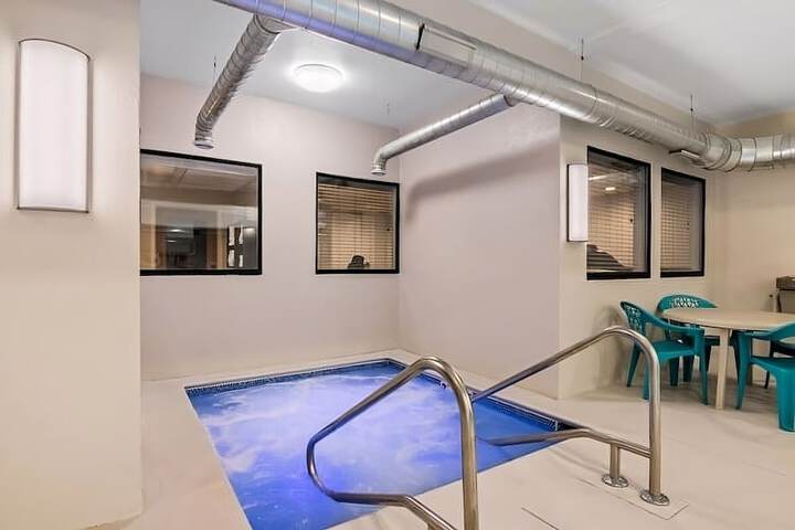 Indoor spa tub