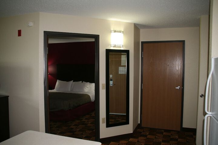 1 King Bed (2 of 26)
