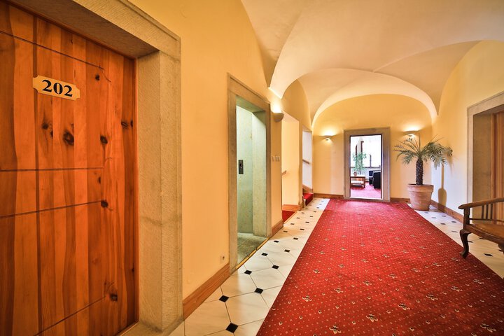 Ballroom/Hall 38 of 42