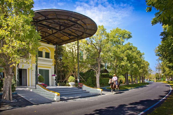 Hotel Exterior 222 of 228