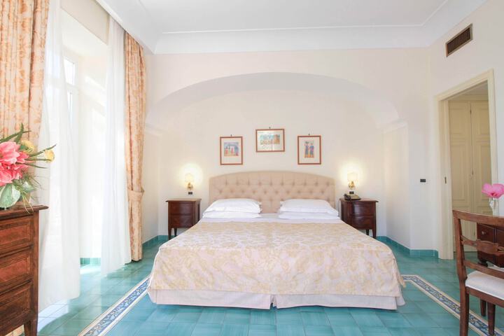 Room 9 of 32