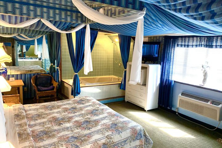 Blue King Bed Main Floor (138 of 180)