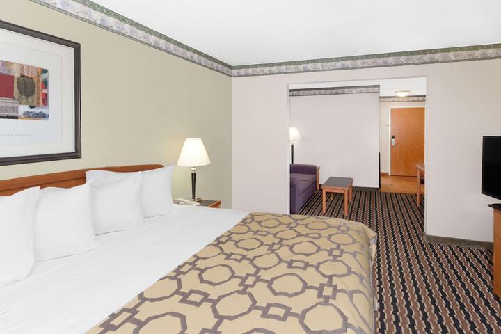1 King Bed (2 of 15)