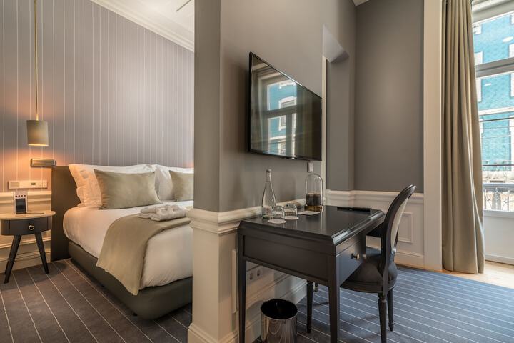 Room 28 of 77