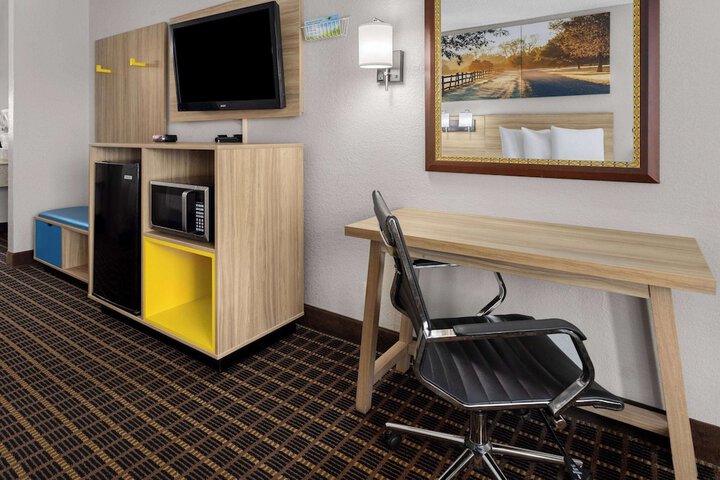 Room 4 of 33