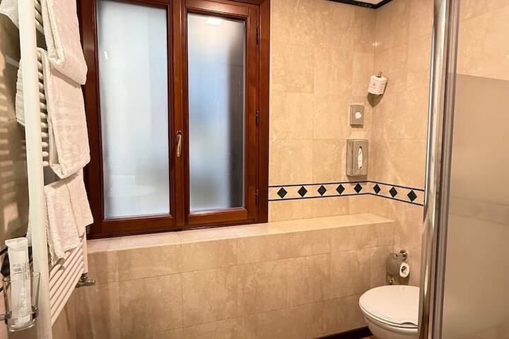Room 34 of 71