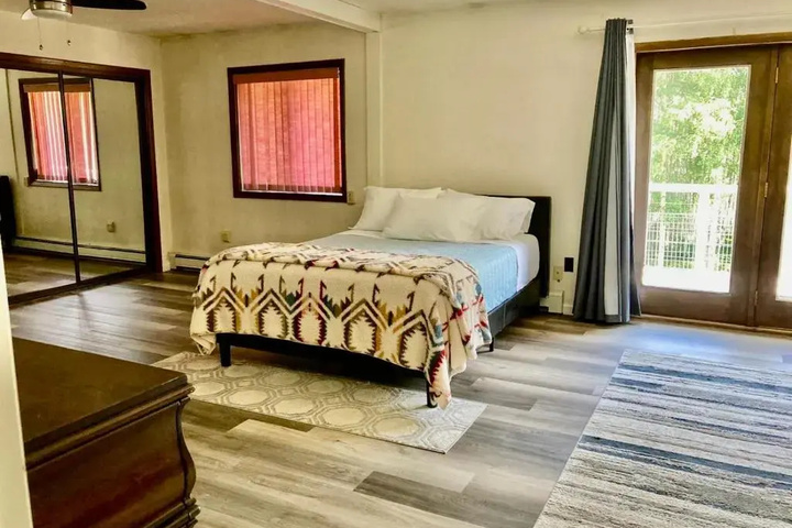 Room 2 of 10