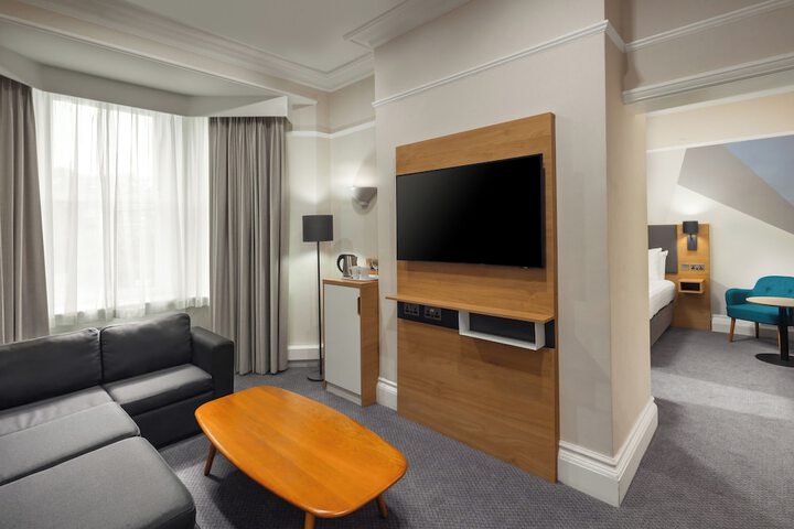 Room 4 of 87