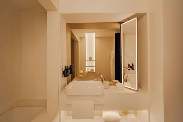 Room 41 of 102