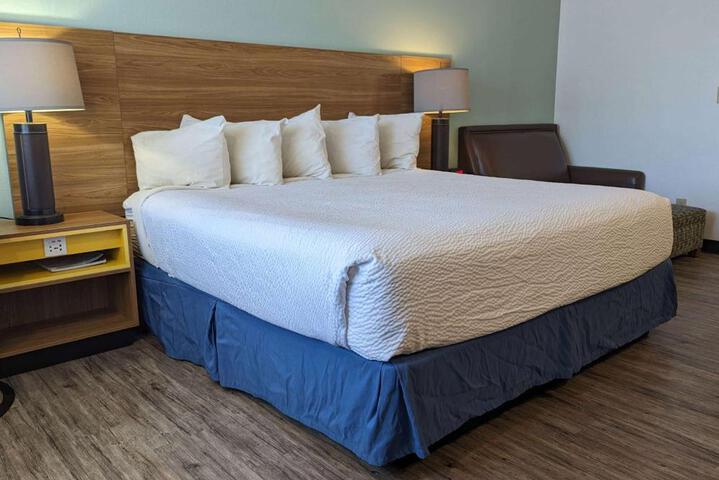 1 King Bed (8 of 10)