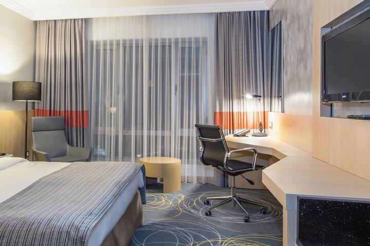 Room 5 of 195