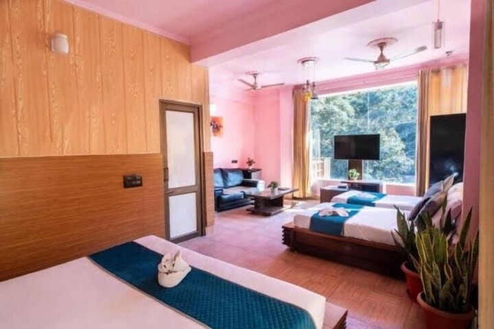 Room 4 of 25
