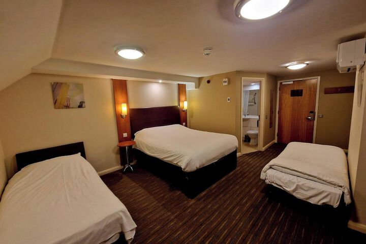 Room 12 of 16