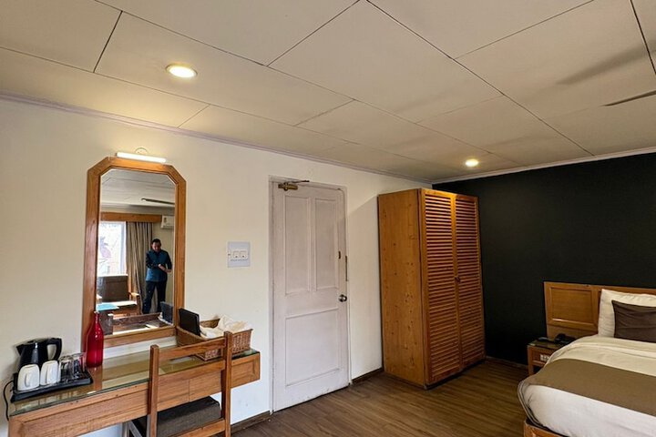 Room 4 of 17
