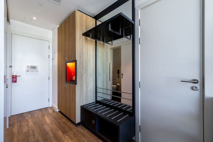 Room 6 of 40