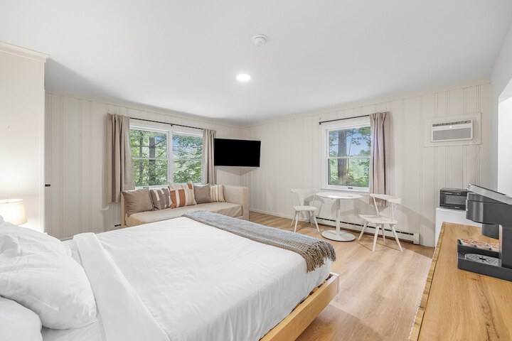 Deluxe King Bed (8 of 42)