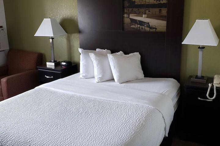1 Queen Bed (6 of 23)